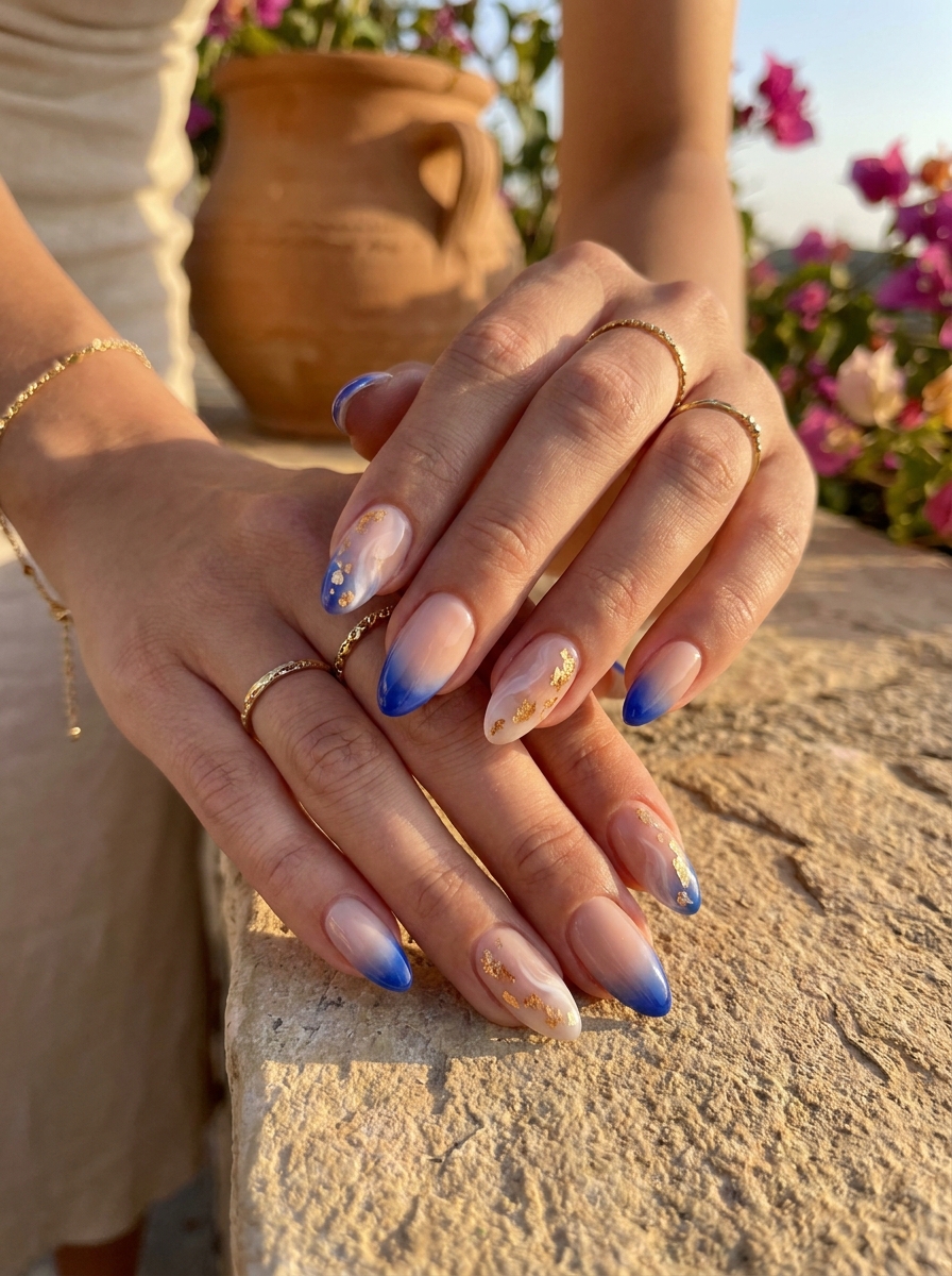 Santorini Sunset Nails mit Blau, Weiß und warmen Gold-Pfirsich-Akzenten